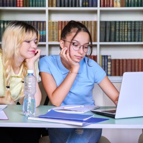 Socjoterapia – dla kogo są studia podyplomowe i jak wykorzystać je w pracy z dziećmi i młodzieżą